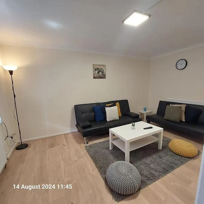 3 Bedroom House In Beckton London Holiday home