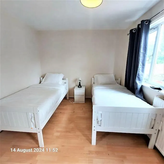 3 Bedroom House In Beckton London 0*,