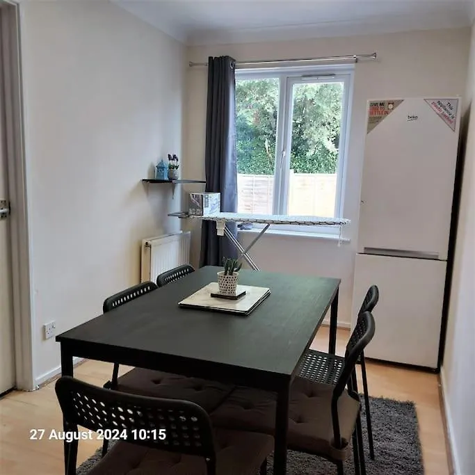 3 Bedroom House In Beckton London Holiday home